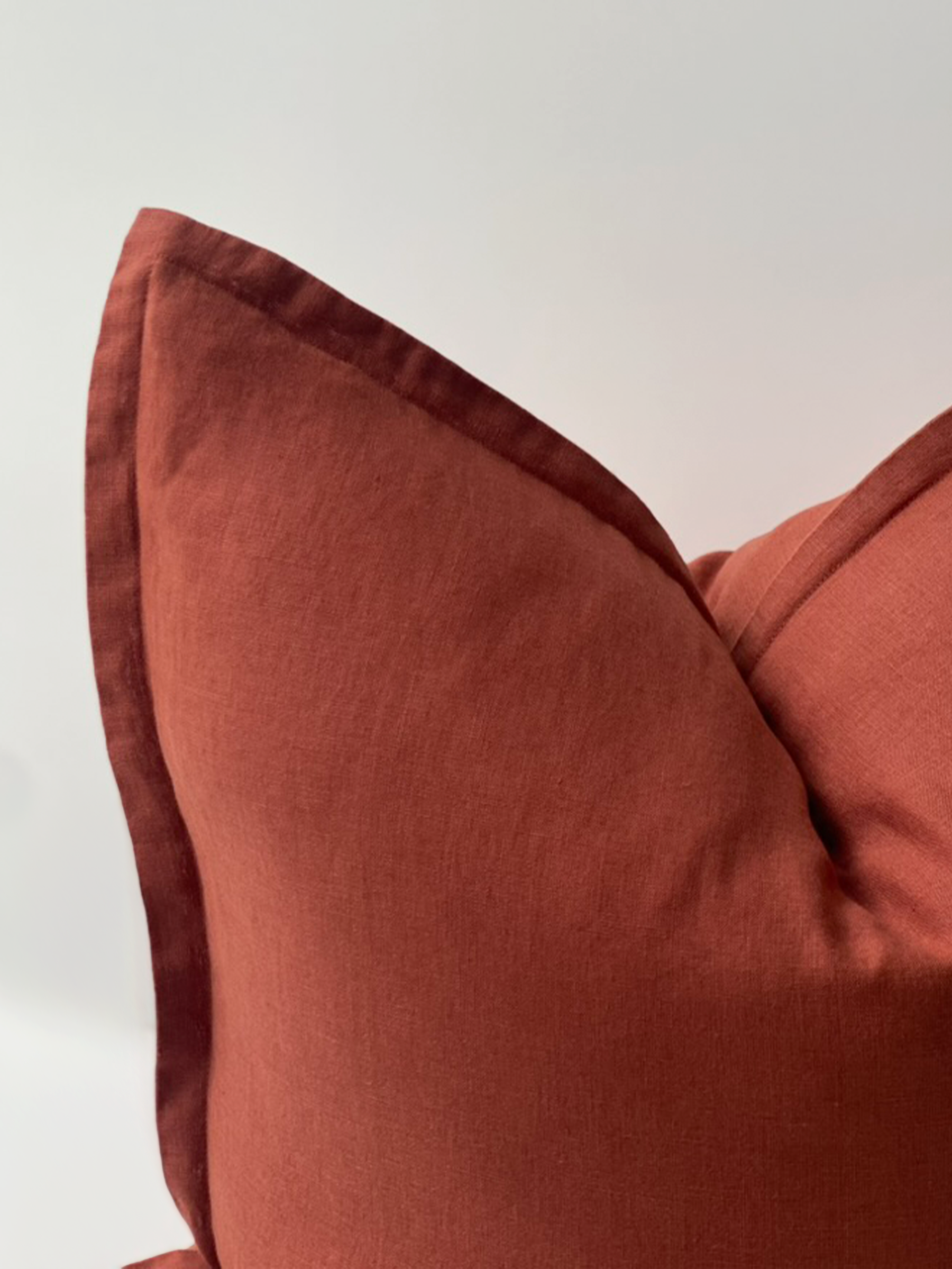 Reversi® Linen Flange Cushion Berry / Merlot