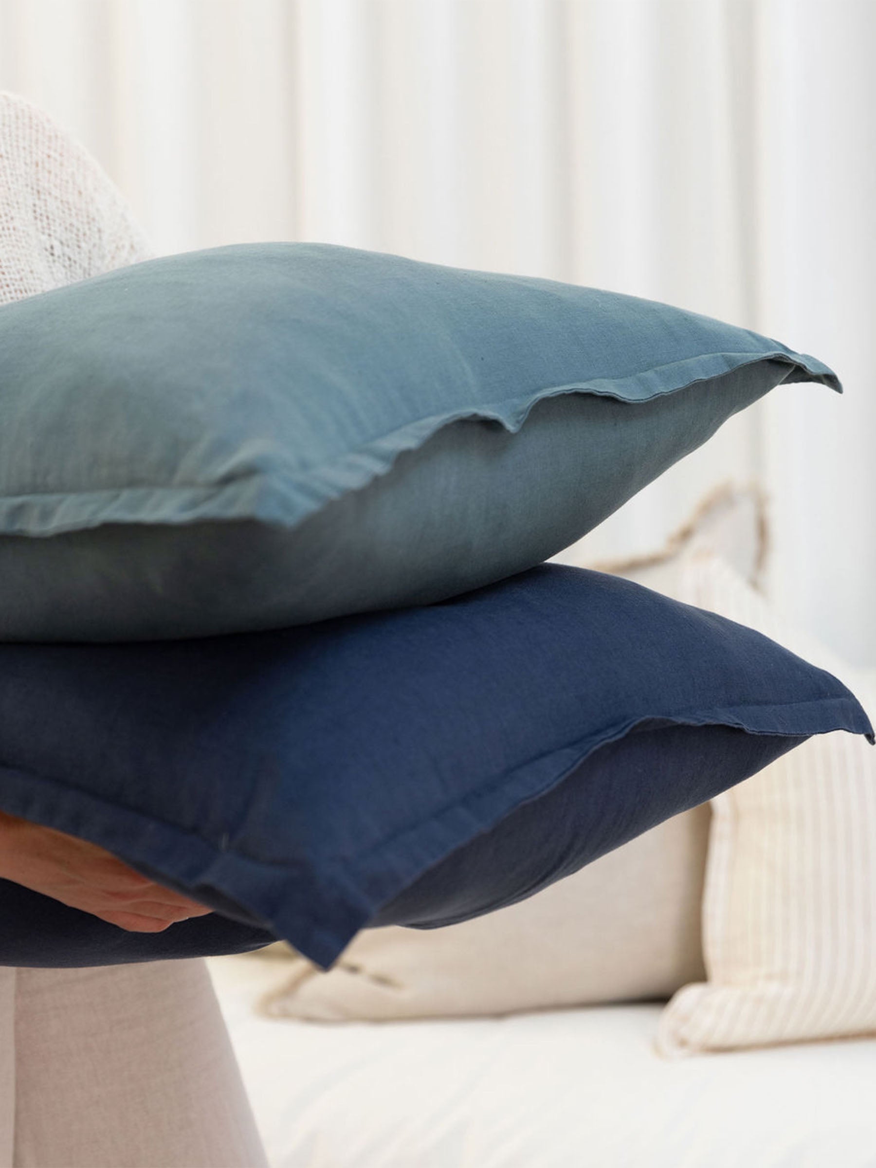 Reversi® Linen Flange Cushion Petrol / Navy