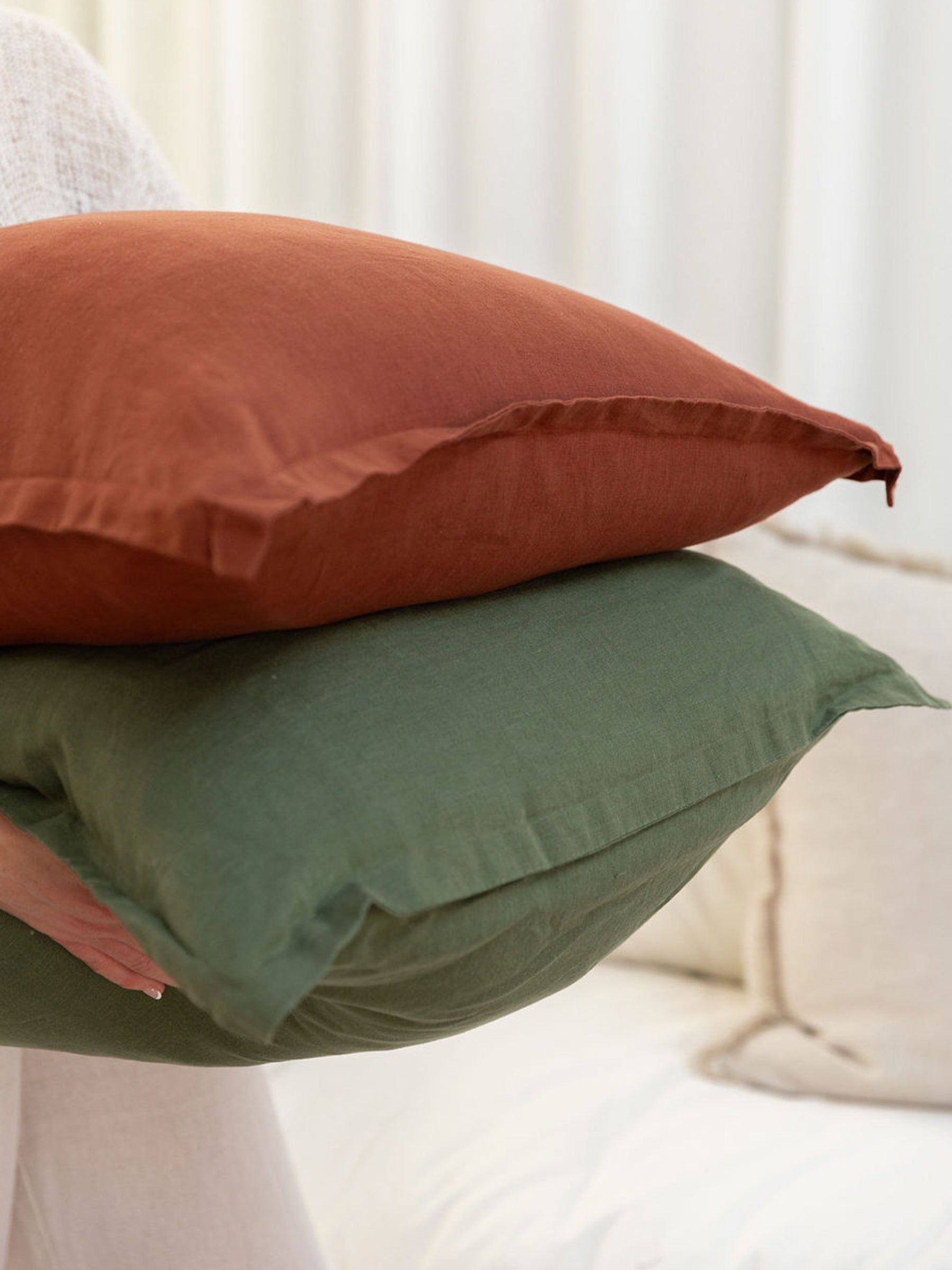 Reversi® Linen Flange Cushion Basil / Merlot