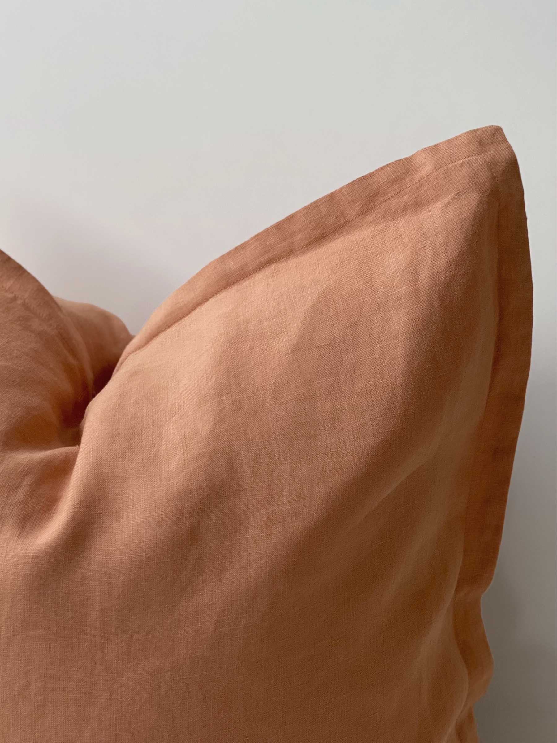 Reversi® Linen Flange Cushion Peach Sand / Clay